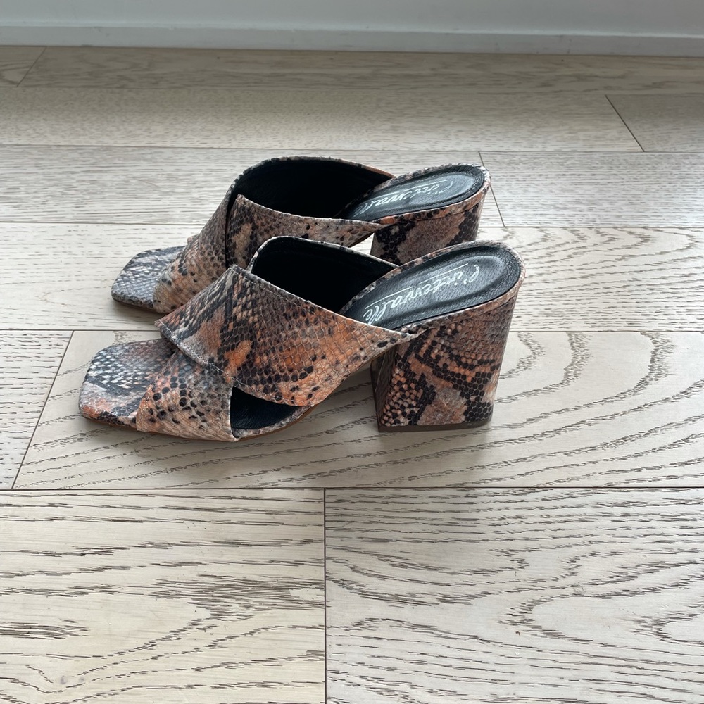 Size 9 pink faux snake skin heals
